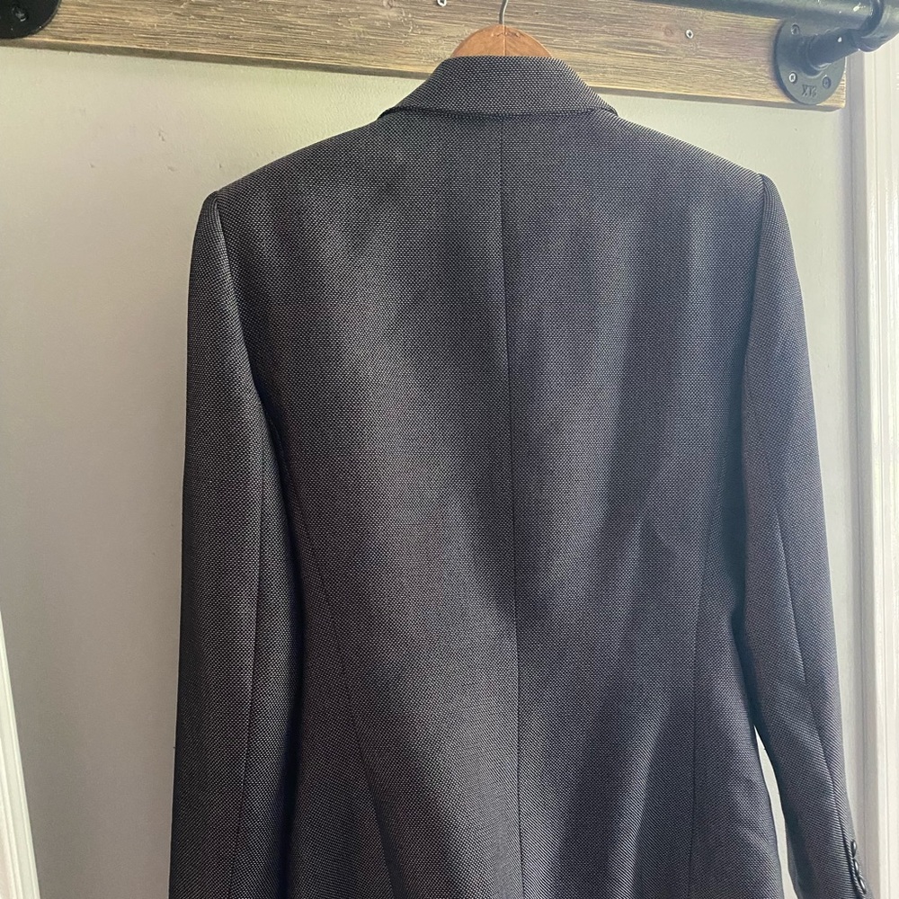Grey Tahari women’s blazer with flower pin - Picture 2 of 6